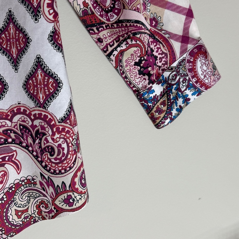 CHICO'S WOMEN'S 1 PETITE | 8P BLOUSE RED PURPLE  MIX PRINT WING COLLAR NO IRON - Picture 3 of 12